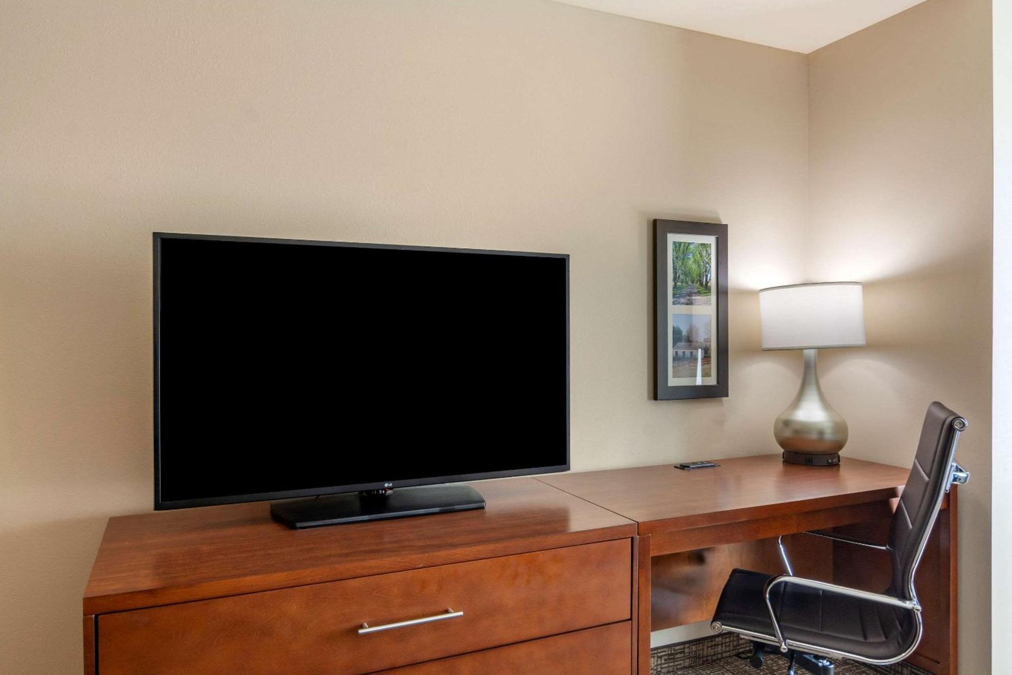 שרלוטסוויל Comfort Inn & Suites מראה חיצוני תמונה