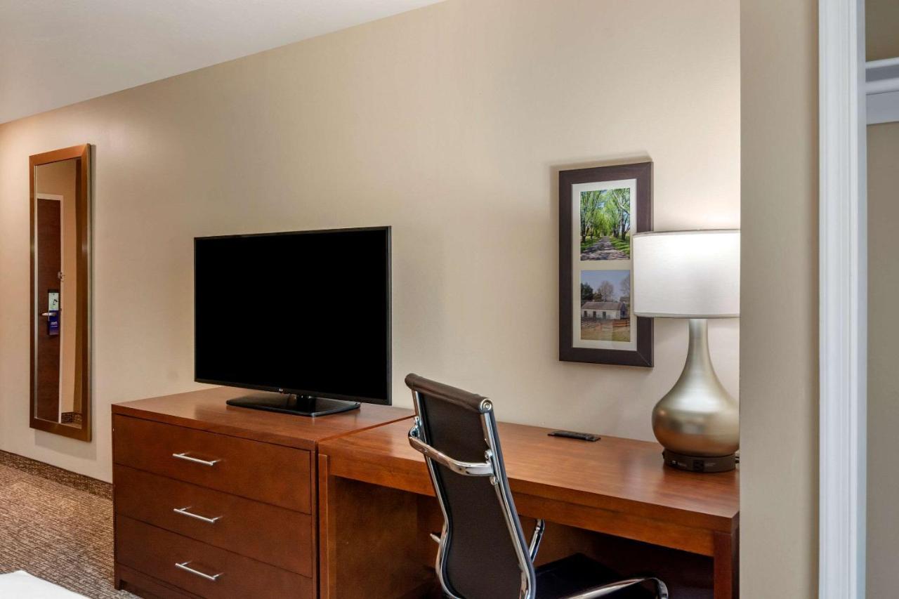 שרלוטסוויל Comfort Inn & Suites מראה חיצוני תמונה